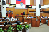 　連江縣議會第6屆第2次定期大會昨正式開議，議長張永江指出，監督縣政、看緊荷包是議員們的職責，期望同仁依社會脈動、縣民需要提出興革卓見，期使本縣105年度總預算及附屬單位預算更能切合地區需要。（圖／文：曹重偉）