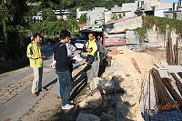 　工務局昨日再次前往南竿鄉馬祖段652地號（媽祖宗教園區旁），要求地主即日起勒令停工並自行拆除，並依建築法進行開罰。（圖／文：吳嘉榮）