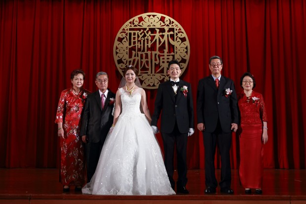 圖為旅台鄉親林金官夫婦(右2)最小兒子林政緯(金大助理教授)今年5月9日婚禮場合。(圖/陳儀宇)