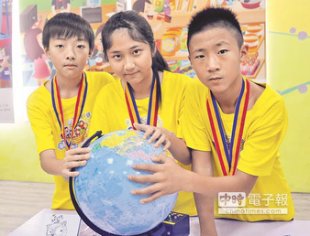 劉恩(右起)、黃子芳、吳建宏等國中生,就讀於平鎮區東安國小發明的「光纖地球儀」,在日前的2015年IEYI世界發明展奪金牌。(楊明峰攝)