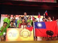 劉恩(前排左2)、黃子芳、吳建宏等國中生就讀於平鎮區東安國小,發明的「光纖地球儀」,在日前的2015年IEYI世界發明展奪金牌。(圖:東安國小提供)