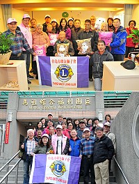 　國際獅子會台北市聯友獅子會一行抵馬參訪，昨天並會同議員周瑞國等在地獅友前往拜訪大同之家並致贈最新保暖聖品，受到主任陳麗玲及老人家們的熱情歡迎。（圖／文：曹重偉）
