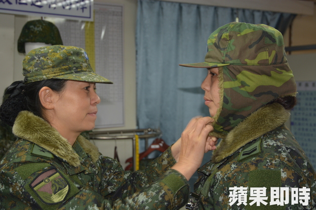 馬防部政戰主任陳育琳要求阿兵哥作好保暖措施。王烱華攝