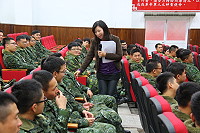 　李純宜老師與南竿弟兄們互動熱絡。（圖／文：林偉陞）