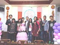 圖為新郎陳志宏(左5) 與大姐(左3)、妹妹(右3)及姐、妹夫一家合影。(圖:陳志宏提供)