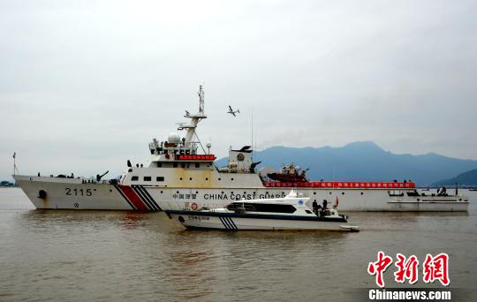 圖為執法船艇和飛機從開出大陸福建海洋維權基地執行任務。 閩海 攝