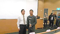 東莒社區發展協會成績斐然,榮獲勞動部創新發展績效優良獎肯定,由理事長謝春寶(右,左為分署長周丁安)親領獎項。(圖:東莒社協提供)