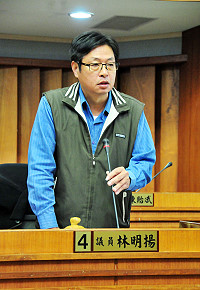 　議員林明揚進行質詢。（圖／文：曹重偉）