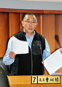議員曹以標進行質詢。（圖／文：曹重偉）