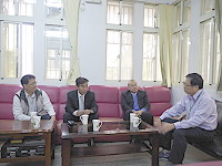 　連江地檢署檢察長鄭鑫宏偕同調查局馬祖調查站主任王大明、縣警局主任秘書蕭正松，拜訪轄內各金融機構，協助於選舉期間，與檢、警、調機關建立聯繫窗口，全面掌握可疑資金動態，杜絕賄選。（圖：連江地檢署提供）