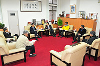 　為爭取鄉內交通及醫療服務的改善，東引鄉公所日前特別提報7項建議提案致連江縣議會；為表重視，議長張永江特別邀請縣長劉增應及相關單位主管共同討論，均獲得正面回應。（圖／文：曹重偉）