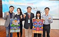 蕭珮如(圖左2)等3位同學創作「寶島LIFE SHOW」今年勇奪「德國紅點最佳獎」,獲吳思華部長頒發「技職之光」競賽卓越獎。(圖:樹德科大提供)