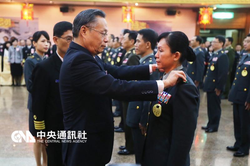 國軍作戰單位近年已陸續出現女性官兵身影,且表現絲 毫不輸男性。馬防部政戰主任陳育琳少將,是第一位在 野戰部隊晉升將軍的女性軍人。圖為103年當時國防部 長嚴明(前左)為陳育琳(前右)掛階。 (檔案照片) 中央社 104年12月4日