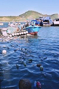 東引中柱碼頭時有海漂垃圾出現,「在地製造」的數量亦十分可觀。(圖/文:陳其敏)