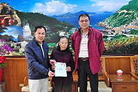 　地政所完成首張公有土地返還土地所有權狀，縣長劉增應與地政事務所主任楊遠鵬共同頒發權狀給南竿鄉親陳娥娥。（圖／文：馮紹夫）