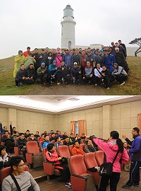軍官團一行漫步於詩情畫意的東莒島,在東莒燈塔前合影。(圖/文:陳浙巖)