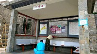北竿芹壁等三處公車候車亭進行粉刷及防鏽作業。(圖/文:陳鵬雄)