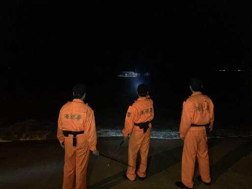 馬祖第十海岸、巡及機動查緝隊等1日晚間岸際查獲大陸籍男子駕駛木質船筏非法入境。(圖/海巡署)