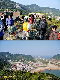 府會首長、指揮官、民代共同踏勘北竿短坡山陣地,未來閒置營區及制高點將釋出做觀光用途。(圖/文:陳鵬雄)