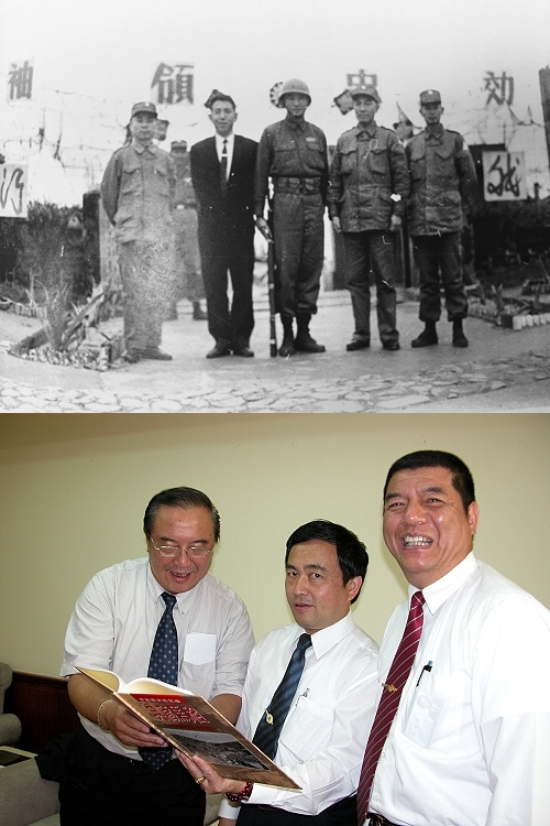 上圖:柯俊雄(中、持槍者)民國57年馬祖北竿坂里營區當兵;下圖:民國95年柯俊雄(左)任立委時馬祖考察看到當兵檔案照片開心模樣。(圖/馬祖日報資料庫)