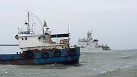 500噸「基隆艦」昨開往莒光海域,驅離零星大陸鐵殼漁船越界至限制水域外。(圖:馬祖海巡隊提供)