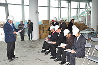 　交通部長陳建宇、立委陳雪生、縣長劉增應等人昨日上午前往興建中的南竿旅運大樓視察，關心工程進度，由縣府工務局長劉潤南進行工程簡報。（圖／文：馮紹夫）