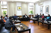 　縣議員曹以標昨日下午聯合議長張永江、縣府秘書長張龍德、馬管處長王忠銘、觀光局長陳書福和地區業者針對抽取費用事宜進行討論。（圖／文：吳嘉榮）