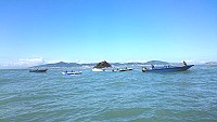 　平潭5艘高速動力漁船集結北泉礁（圖尖出小礁）船釣石斑、鱸魚，小礁後面山影就是南竿島南面。（圖／南竿鄉民代表曹爾淼提供）