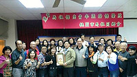 張登傑(左6)由桃園調政院新聞傳播處9職等諮議,桃園市馬祖同鄉會10日晚間慶賀歡送並致贈感謝紀念牌。(圖:桃園市馬祖同鄉會)