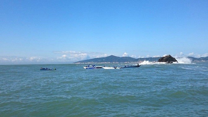 平潭高速釣魚小船入侵馬祖海域事件越來越嚴重,圖為10日在南竿北泉礁周圍船釣,礁時後面為南竿島南面。(圖/曹爾淼)
