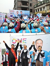 中國國民黨總統候選人朱立倫及連江縣立法委員候選人陳雪生連江縣聯合競選總部昨天上午成立,四鄉五島民代及民眾到場支持。(圖/文:馮紹夫)