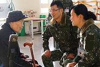 莫指揮官與宋伯伯閒話家常,瞭解其遷居大同之家後的生活起居及健康狀況。(圖/文:林偉陞)