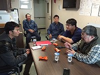 航港局指派資深輪機長曾志雄(右一)、技士許敦皓(右二)抵達馬祖,與「臺馬之星」船長李啟煌(右三)、大副李可鐸(左二)討論改善重點,近期將出海試航。(圖:宋志富)