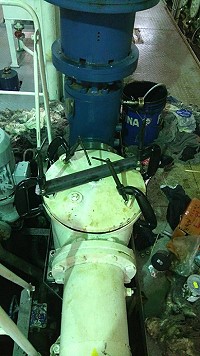 左主機機油濾淨器12日換裝新墊片替代品運轉到380轉時發現仍然有墊片脫離漏油情形,目前等候船廠零件送達再進行檢修測試。(圖:交通局)