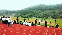 因為壘球運動興盛不起來,加上乏人養護,東湧運動公園附設的壘球紅土場地,又逐漸遭雜草占領。(圖/文:陳其敏)