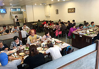 天氣冷,火鍋店人氣最旺!日式涮涮鍋更是成為觀光客來馬團餐的冬季熱門選項,不少民眾看見觀光客成群結隊來吃涮涮鍋表示驚訝。(圖/文:曹重偉)