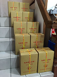 　馬祖老酒正夯！馬祖酒廠12月份批售作業重新調整後，地區銷路大開，根據酒廠方面統計，截至昨天15日為止，已超過150家酒商前往購買批售老酒，已熱賣近萬瓶，一些餐廳、小吃店也趕緊藉此機會備貨，以因應冬季餐飲市場的需求。（圖／文：曹重偉）