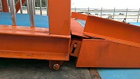 　白沙浮動碼頭躉船與引橋間的「關節」處注入黃油後，嘎嘎聲大幅改善。（圖／文：陳鵬雄）