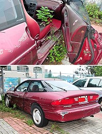 停車能停到長花草也太誇張!某輛車在某單位停車場上已停放超過4年,該單位人員只說數年前就已向警察局及相關單位通報,但都以該車為「有牌車輛」及「未妨礙交通」為由無法受理。(圖/文:曹重偉)