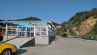 白沙港風雨走廊鋼構物件要進行噴漆塗裝作業,包商請附近停放車輛配合遷移。(圖/文:陳鵬雄)
