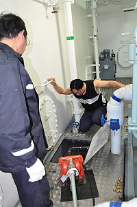 　「臺馬之星」大軸的右尾軸冷卻水管漏水，2位高鼎技師緊急抵馬維修，今日可完成修復。（圖／文：馮紹夫）