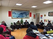 議長張永江邀集東引指揮官、鄉長、鄉民代表會、村長等在鄉公所共同商討有關軍眷懇親活動,以帶動島嶼商機。(圖:林德建提供)