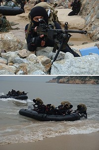嚴寒的冬季裡,兩棲連弟兄仍然下水操課。(圖/文:王俊淵)