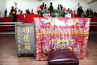 鐵板天后宮捐獻箱香火錢19日下午打開後發現也遭竊,有5個月未點收,估計損失約2萬元。(圖:吳嘉榮)