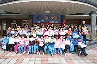 塘岐校友王小萍捐贈母校毛衣,全校學生每人都分一件。(圖:塘岐國小提供)