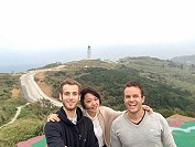 　為了尋找曾曾曾祖父在東莒燈塔駐守過的文史資料，來自挪威的Stian Abrahamsen（左一）在同學的陪伴下抵達東莒，雖然結果不如人意，Abrahamsen還是希望有一天能帶家人舊地重遊。（圖：鄧敏提供）