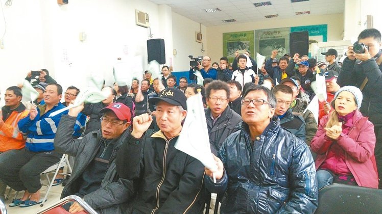 陳建仁赴馬祖出席造勢活動,當地人熱情揮舞旗幟喊凍蒜。 攝影/郭瓊俐