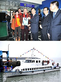 大陸旅遊團搭乘「安麒2號」前來馬祖,一抵達白沙碼頭就獲得熱情接待,縣長劉增應也特別致贈每位旅客精美伴手禮。(圖/文:吳嘉榮)