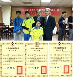 第2屆「大成盃」全國業餘圍棋棋聖賽後,中正國中1年級鄭力慈(立者、左1)、曹卓峰(立者、左2)獲初段段位證書、指導老師林康(前坐者)獲段位組高段冠軍與主辦單位應昌期圍棋教育基金會秘書長楊佑家(前右1)及大成長城公司董事長合影。(圖:圍棋指導老師林康提供)