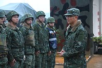 　莫指揮官向據點弟兄們精神講話，鼓勵弟兄把握演訓機會，豐富軍旅生活。（圖／文：闕碩彥）